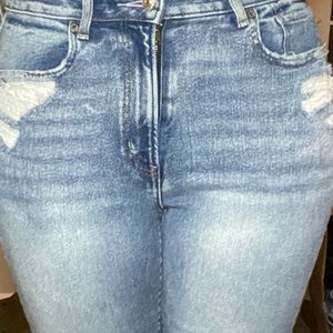 Light wash American eagle mom jeans